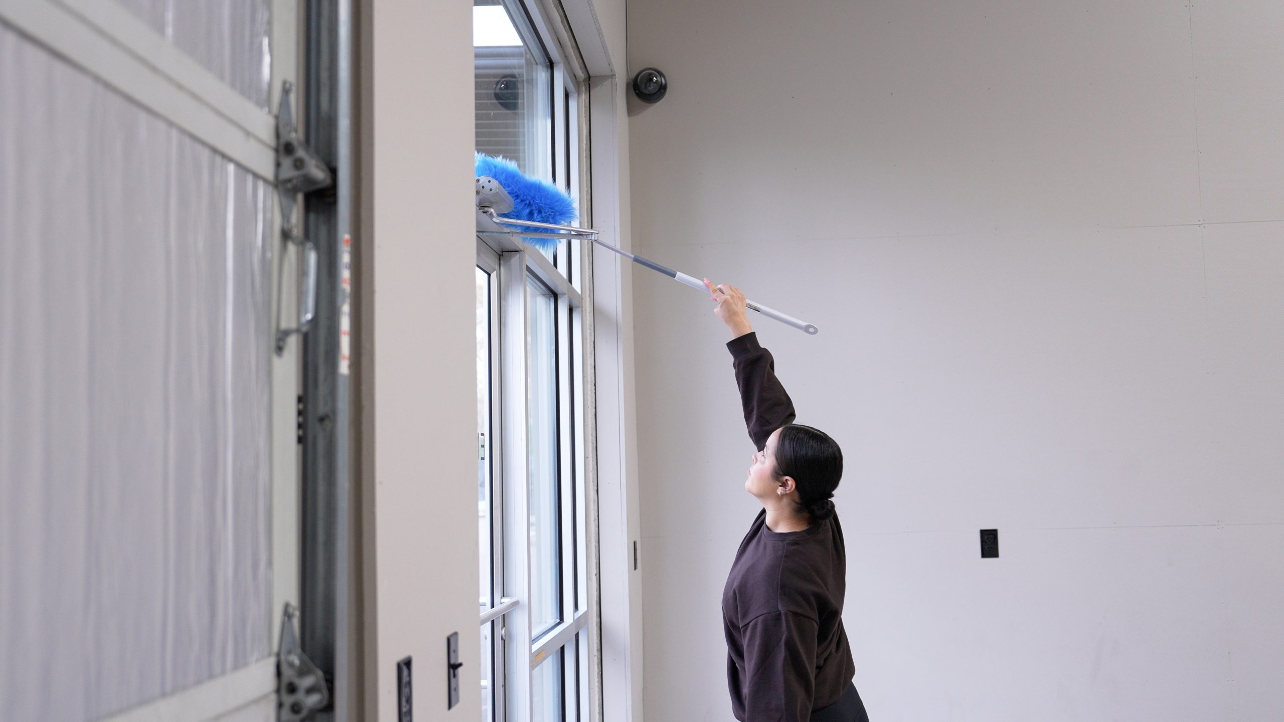 law office cleaning services - dusting windows